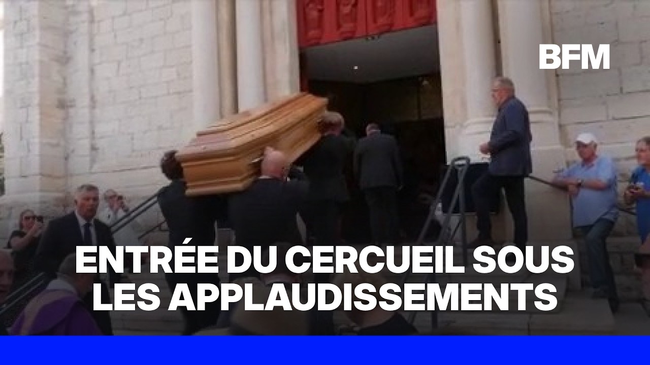 Obsèques de Philippe Bouvard: le cercueil fait son entrée dans l’église sous les applaudissements