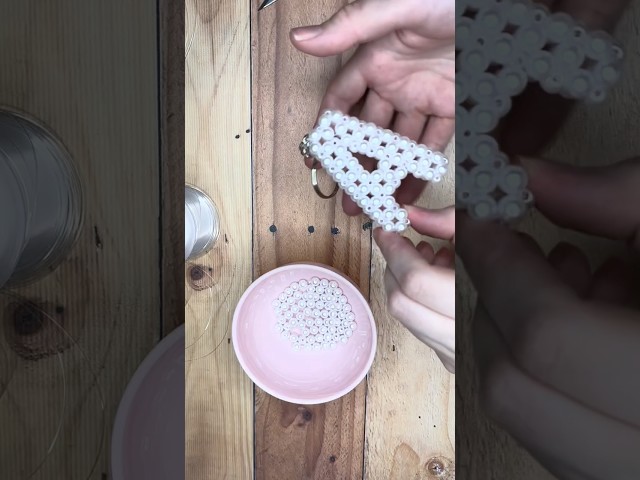 Vídeo relacionado con Satiskid Juego de 556 llaveros de perlas para manualidades, incluye llaveros, cuerdas de cuentas y cordón de poliéster, perlas de regalo para decoración de joyas