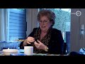Irma en Brigitta beuren mensen op met zelfgemaakte slingers - Gelderland Helpt
