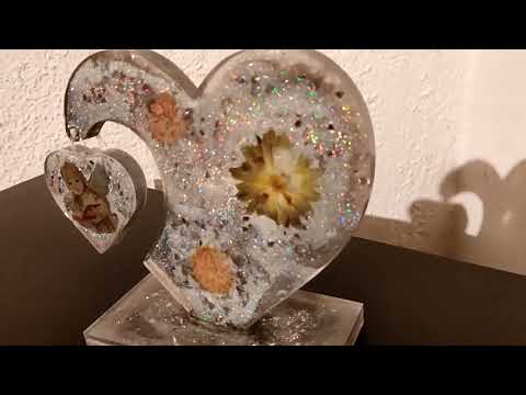 Glitzernde Ewigkeit: das Bild deiner Liebsten im Herz aus Epoxidharz. Resin Art