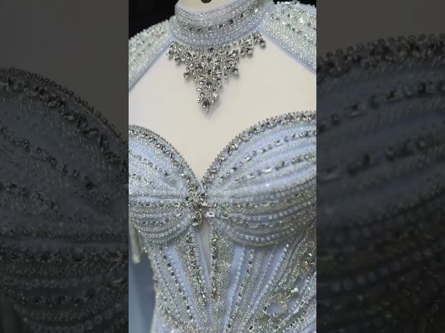 فستان سهرة أزرق جذاب وفاخر بأكمام كيب ملكية للمناسبات