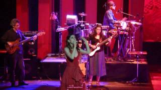 Roberta Sá cantando "Ah, se eu vou"