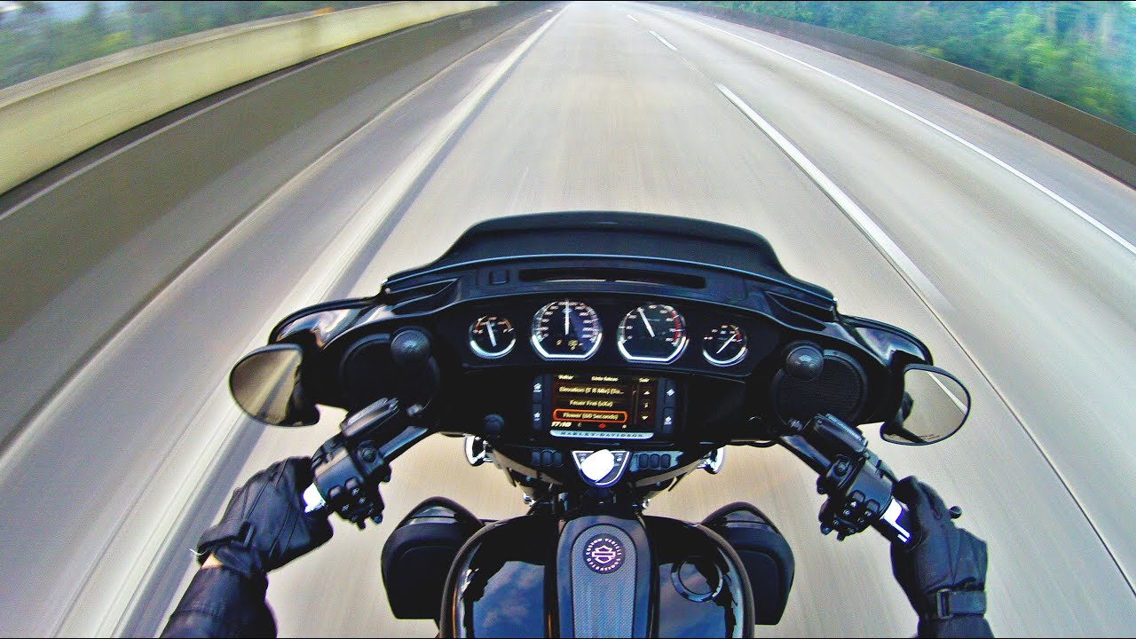 Momento Ae:  Harley-Davidson Street Glide CVO com PK e RA
