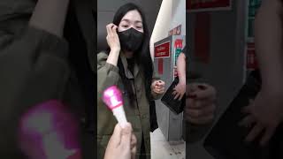 tiffany reaction when fan give her light stick (mini soshi bong) 🥺 #shorts