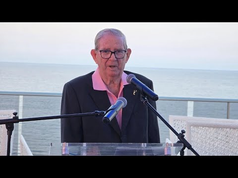 Andrés Berzosa recibe la insignia de oro de la Fideuà de Gandia