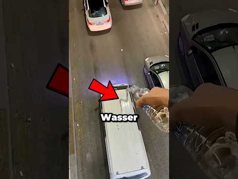 Wieso schüttet er Wasser auf die Autos?! 😳