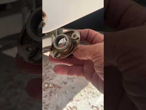 Drain Plug Needed A Re-Seal 🔧 #drainug #marinemechanic #floridakeys