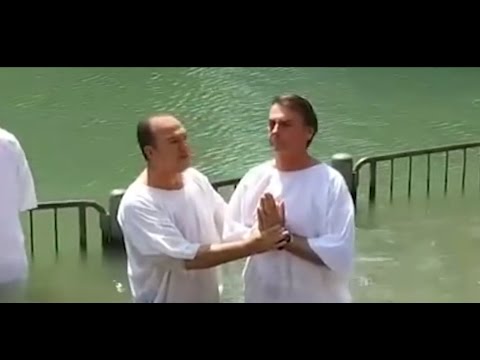 Bolsonaro é batizado por pastor Everaldo  no rio Jordão