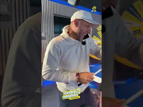 Zuřivý reportér v rytmu bubnů s Groove Army! 🥁