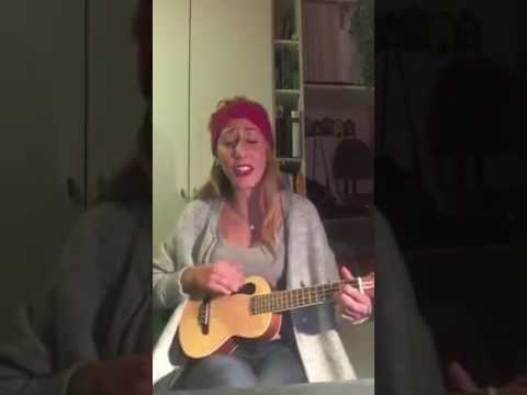 Valentina Victoria Ferrari sing Shortnin' Bread - Ukulele (is a written by James Whitcomb Riley)