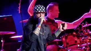 &#39;The Iceman&#39; Vanilla Ice - &quot;freestyling on da mic&quot;, &quot;Play That Funky Music&quot; (LIVE)