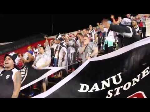 "Hinchada de Danubio en Morumbí" Barra: Los Danu Stones &bull; Club: Danubio
