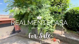 Villa di 256 mq a Vigevano con 2 garage e giardino privato. Suddivisa in 2 appartamenti.