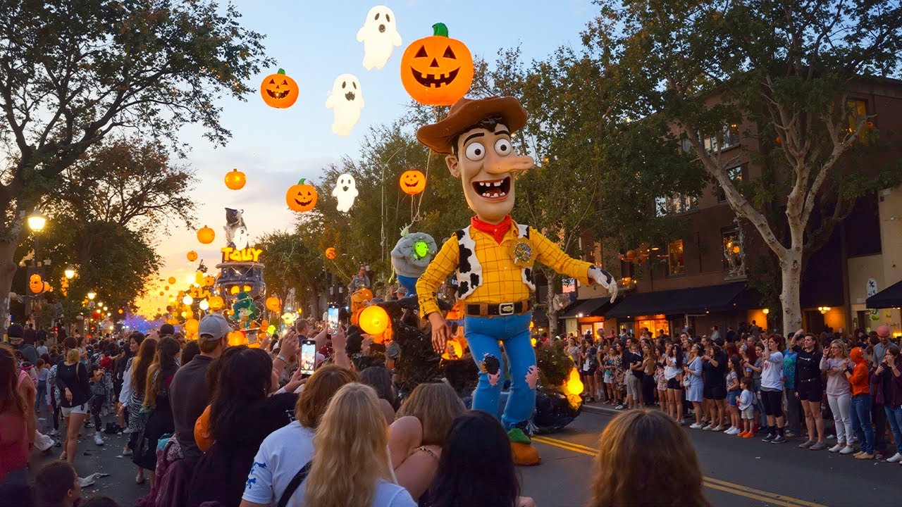 Halloween Arrives Early at Disneyland – Spooky Parade, Costumes & Fun in August - 4K Video