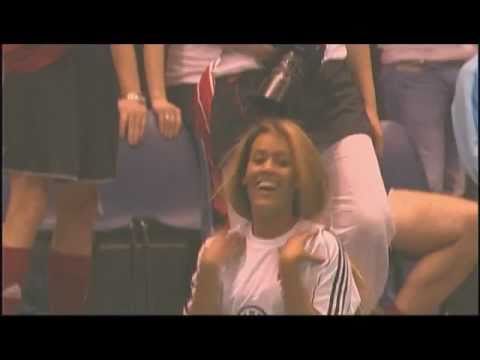 but d'Amel Bent au Foot Concert