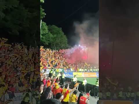"Recibimiento de la afición herediana" Barra: Garra Herediana &bull; Club: Herediano