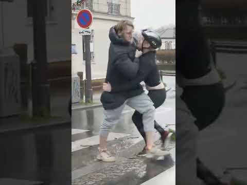 Autofahrer tickt aus wirft Fahrrad Fahrer ins Wasser