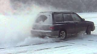 preview picture of video 'Subaru Forester drift a tuber e322kr executes a waltz on ice'