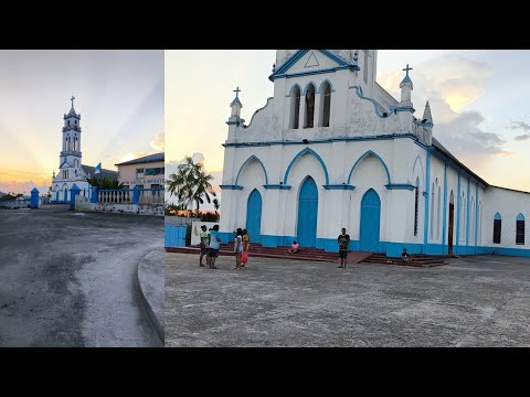 Dando uma volta na frente da Catedral de São Gabriel da Cachoeira