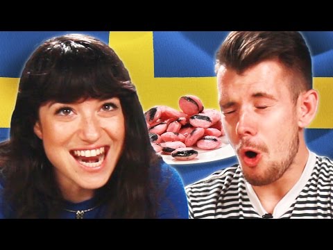 アメリカ人が初めてスウェーデンのキャンディーを試す (Americans Try Swedish Candies For The First Time)
