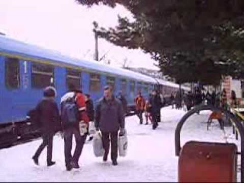 Tren A1932 Cluj Napoca-Iasi in gara Vatra Dornei Bai. Bonus- o ambulanta