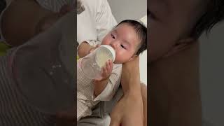 自力でミルクを飲む赤ちゃん #育児記録 #赤ちゃん #育児あるある #赤ちゃんのいる生活