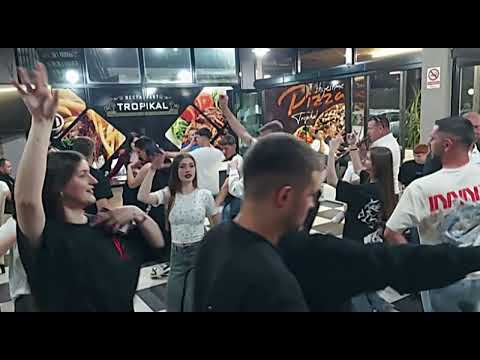 ESHKË E NDEZUR MBI SHKELZEN 2025,VALLE ME LODRA NGA GRUPET ARTISTIKE NE RESTORAN