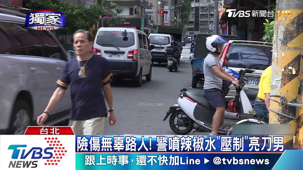 放下!男持刀闖超商 客驚逃竄勇警制伏