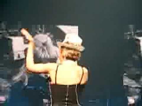 Kylie Homecoming Flirts With Audience - Manchester 19/01/07