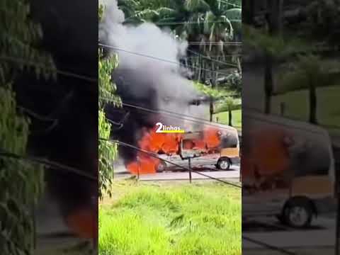 🚨🔥 VAN ESCOLAR É DESTRUÍDA POR INCÊNDIO EM URUSSANGA