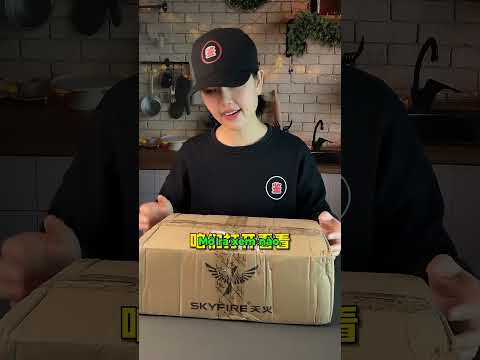 Đèn pin mà châm được lửa luôn, thật hay đùa vậy ???