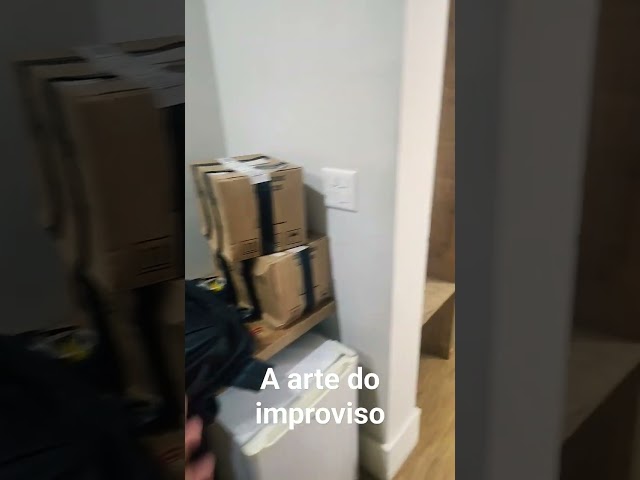 a arte do improviso para fazer uma live no Youtube em um hotel