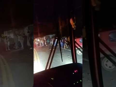 Ônibus de turismo tomba na BR-262, em Ibatiba, e deixa três mortos e 44 feridos
