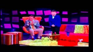 Jeffrey li, cantando i Have nothing, en siempre niños