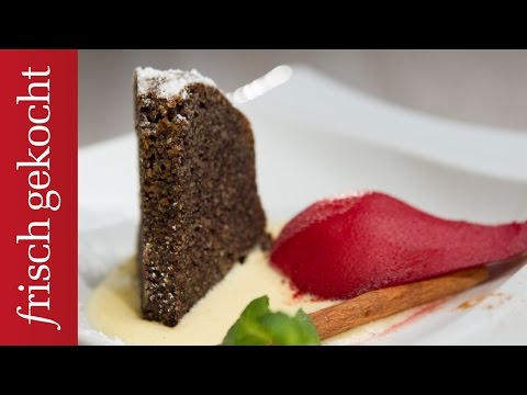 Mohngugelhupf mit Rotwein-Birnen und Zimtschaum (Andreas Wojta)