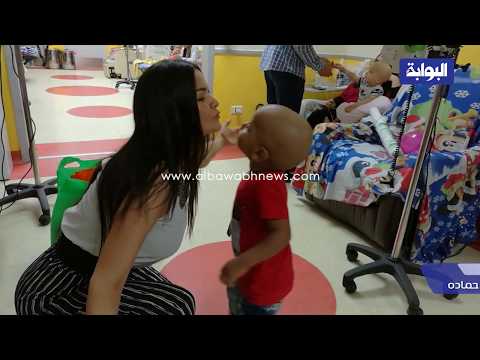 طفل يداعب سما المصري بحركات مثيرة.. والفنانة "أنت شقي أوي"