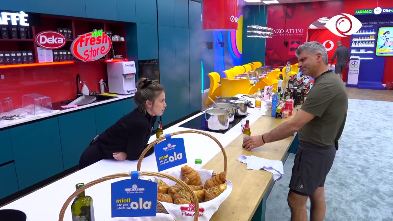 Olta dhe Qetsori ftojnë Antonetën për të biseduar/Ajo refuzon