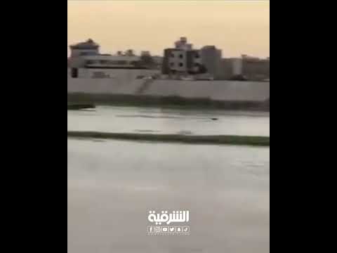 شاهد بالفيديو.. مباراة كرة قدم خماسية داخل نهر دجلة في بغداد نتيجة انحسار المياه