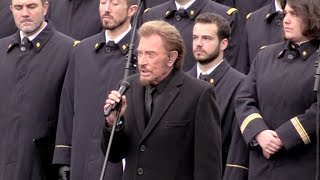 Johnny Hallyday chante une chanson en hommage aux victimes place de la République a P