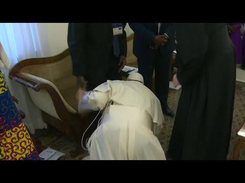 البابا فرانسيس يقبل أقدام قادة جنوب السودان