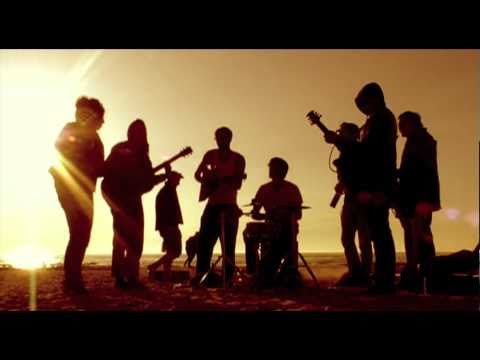 Eine Frau erkundigt sich über Black Cat Zoot