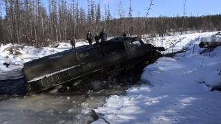 вездеход проезжает через брод