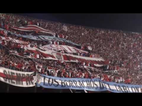 "Todos los domingos y se mueve para acá se mueve para allá" Barra: Los Borrachos del Tablón • Club: River Plate