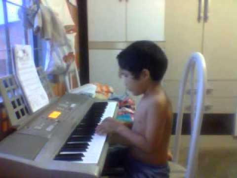 Abel tocando n.34 O carneirinho de Mary do livro ''Meu Piano é divertido''.