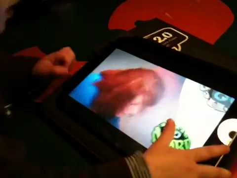 Smilla 2 år ser Lille nørd.