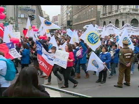 Funcionarios públicos marcharon en apoyo al paro del Registro Civil