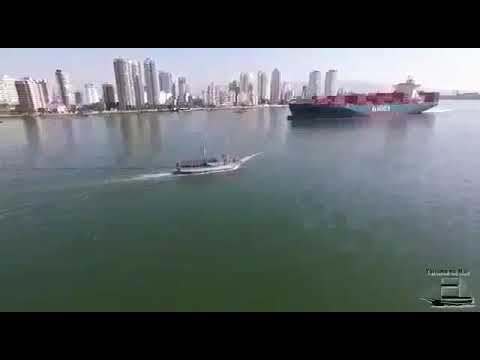 Turismo no mar Passeio de escuna em Santos.