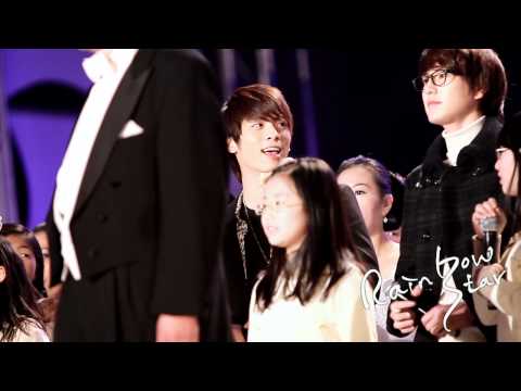 [fancam] 101215 SHINee jonghyun stares at kyuhyun + wink @ Concert with neighbors