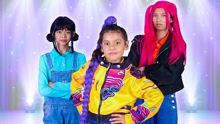 Download lagu Ellie Learns Teamwork with KPop Demon Hunters Dance & Shop Adventure mp3