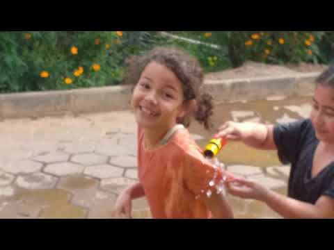 TOMANDO BANHO DE MANGUEIRA/BECA PARA MENINAS 